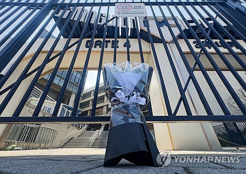 지난 4월 초 창원NC파크에 놓인 조화