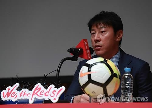 El seleccionador nacional, Shin Tae-yong, anuncia la alineación preliminar del equipo surcoreano para la Copa Mundial de Rusia, durante una conferencia de prensa celebrada, el 14 de mayo de 2018, en el Ayuntamiento de Seúl.