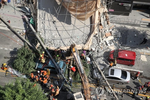 El derrumbe de un edificio mata a 1 persona e hiere a otras 3