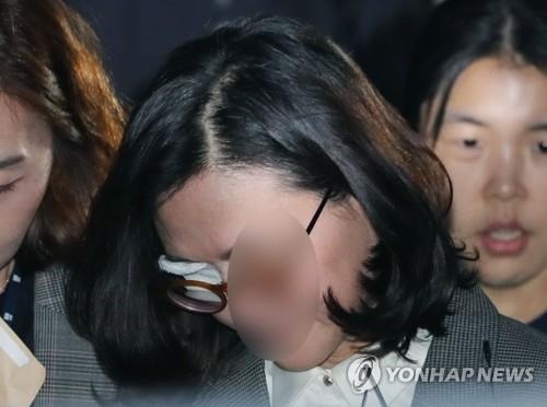 Chung Kyung-sim, la esposa del exministro de Justicia Cho Kuk, sale, el 23 de octubre de 2019, del Tribunal del Distrito Central de Seúl, en el distrito de Seocho, tras ser interrogada por cargos relacionados con la admisión en la universidad de su hija y una inversión en un fondo de capital privado.