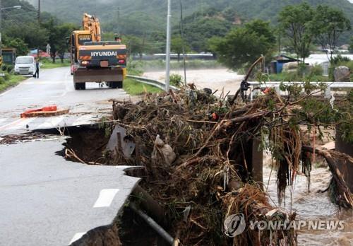 En la imagen se muestra, el 2 de agosto de 2020, una vía que colapsó debido a las fuertes lluvias en la ciudad central de Chungju, a unos 105 kilómetros al sudeste de Seúl.