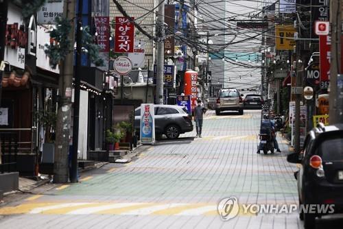 La fotografía, tomada el 28 de agosto de 2020, muestra una calle con restaurantes casi vacía, durante la hora del almuerzo, en el distrito de Seodaemun, en Seúl, dado que muchas personas tienden a almorzar absteniéndose de tener contacto con otras, en medio de la pandemia del nuevo coronavirus.