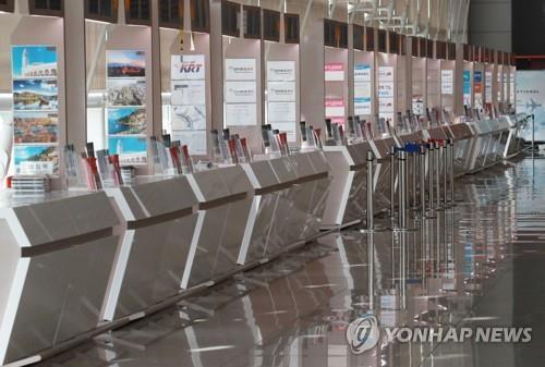En la fotografía de archivo, tomada el 22 de abril de 2020, se muestran los mostradores desiertos de las agencias de viajes, en el Aeropuerto Internacional de Incheon, al oeste de Seúl, en medio de la pandemia del coronavirus.