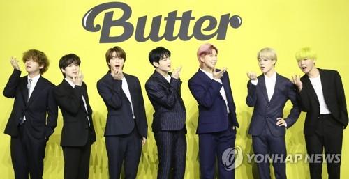 El grupo de siete miembros BTS posa, el 21 de mayo de 2021, durante una conferencia de prensa para su nuevo sencillo digital, "Butter", en el este de Seúl.