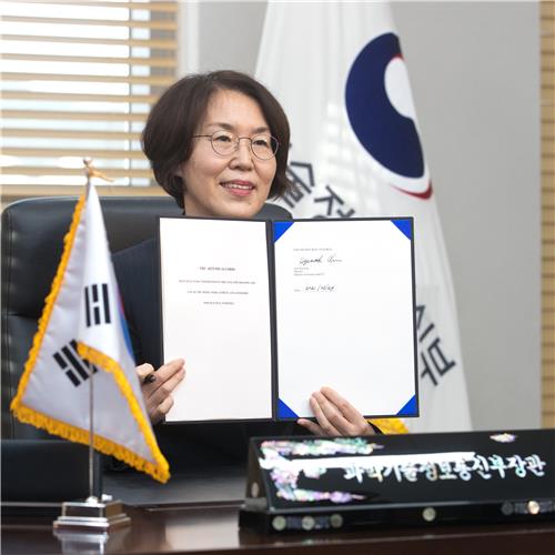 La foto, proporcionada, el 27 de mayo de 2021, por el Ministerio de Ciencia y TIC, muestra a su ministra, Lim Hye-sook, mostrando un acuerdo de exploración lunar firmado entre Corea del Sur y EE. UU., en su oficina, en la capital administrativa de Sejong, en el centro de Corea del Sur. (Prohibida su reventa y archivo)