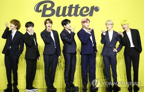 Los integrantes del grupo masculino de K-pop BTS posan frente a las cámaras, el 21 de mayo de 2021, durante un evento de presentación de su nuevo sencillo digital, titulado "Butter", en la Sala Olímpica del Parque Olímpico, en el sureste de Seúl.