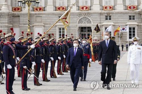 El presidente surcoreano, Moon Jae-in (izda.), y el rey de España, Felipe VI, inspeccionan una guardia de honor durante una ceremonia de bienvenida, celebrada, el 15 de junio de 2021 (hora local), en el Palacio Real de Madrid.