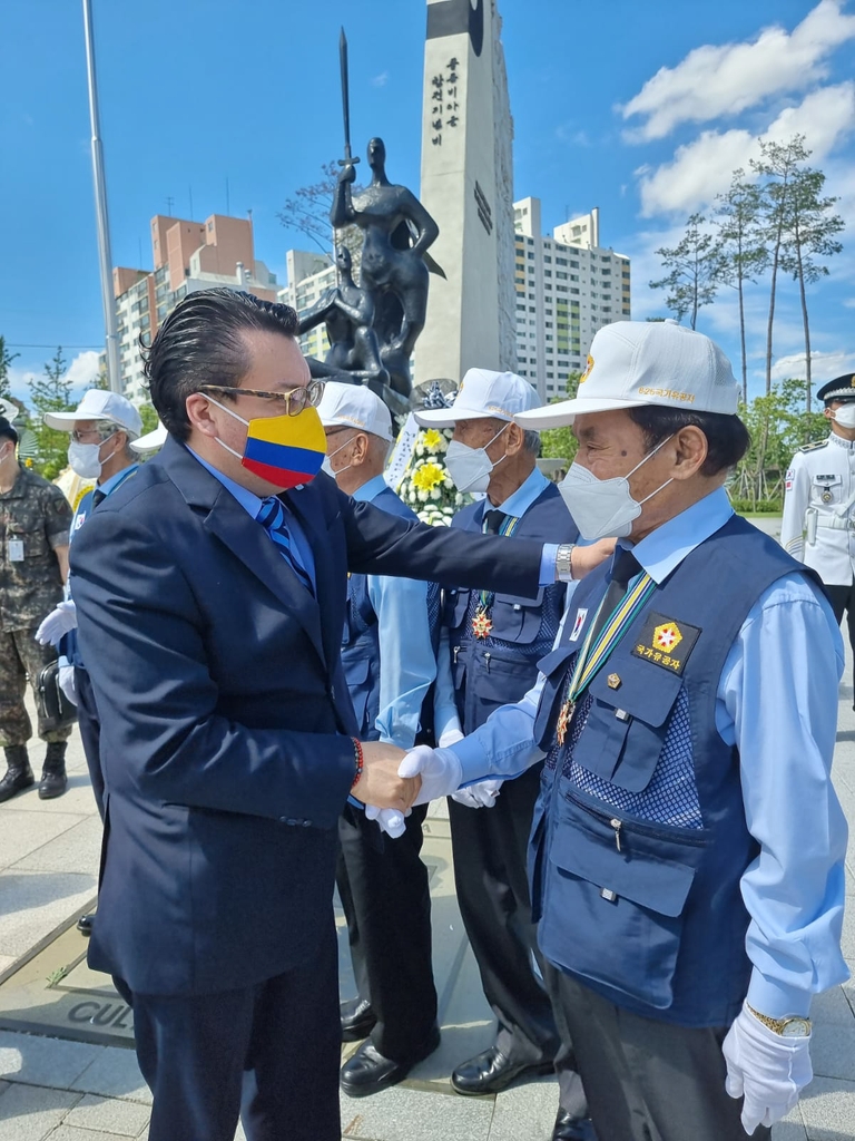 La foto, proporcionada por la Embajada de Colombia ante Corea del Sur, muestra a su embajador, Juan Carlos Caiza Rosero (izda.), saludando a un veterano surcoreano de la Guerra de Corea de 1950-53, durante un evento para conmemorar el 70º aniversario de la llegada al país del batallón Colombia para luchar en la guerra, celebrado, el 16 de junio de 2021, en Incheon. (Prohibida su reventa y archivo)
