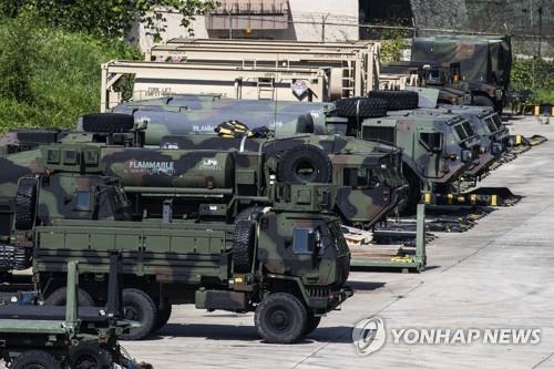 Esta foto, tomada el 5 de agosto de 2021, muestra vehículos de las Fuerzas Armadas Estadounidenses en Corea del Sur (USFK, según sus siglas en inglés) estacionados en el Campamento Casey en Dongducheon, provincia de Gyeonggi.