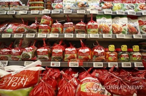 La foto de archivo, tomada el 21 de abril de 2021, muestra varios paquetes de productos de "kimchi" en un supermercado en Seúl.