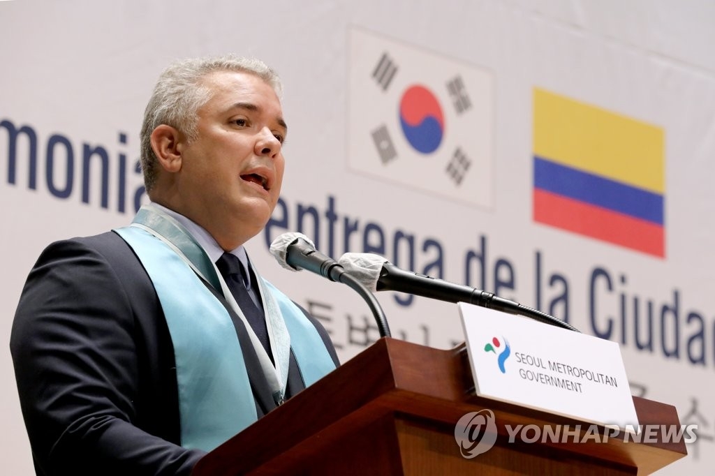 El presdiente colombiano, Iván Duque Márquez, pronuncia un discurso tras recibir el certificado de ciudadanía honoraria de Seúl, el 26 de agosto de 2021, en el Ayuntamiento de Seúl. 