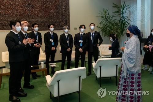 La foto, proporcionada por las Naciones Unidas, muestra a la sensación del K-pop BTS conversando con la vicesecretaria general de la ONU, Amina J. Mohammed, el 20 de septiembre de 2021 (hora local), en la sede de la organización, en Nueva York. (Prohibida su reventa y archivo)
