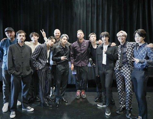 La foto, capturada, el 23 de septiembre de 2021, de la cuenta oficial de Twitter de BTS, muestra a la sensación del K-pop posando para una foto con la banda de rock británica Coldplay, en Nueva York. (Prohibida su reventa y archivo)