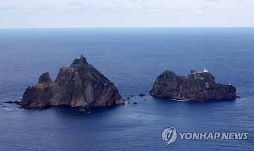 La foto de archivo, tomada el 9 de septiembre de 2021, muestra los islotes de Dokdo, situados en el extremo oriental de Corea del Sur.