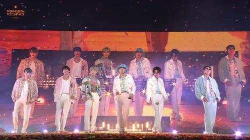 La imagen, proporcionada por Big Hit Music, muestra al grupo masculino de K-pop BTS durante un concierto en línea transmitido en vivo, el 24 de octubre de 2021, desde un estadio de Seúl. (Prohibida su reventa y archivo)