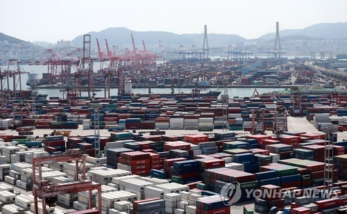 La foto de archivo, tomada el 1 de junio de 2021, muestra contenedores de carga, que están apilados en un puerto de Busan, a 453 kilómetros al sudeste de Seúl.