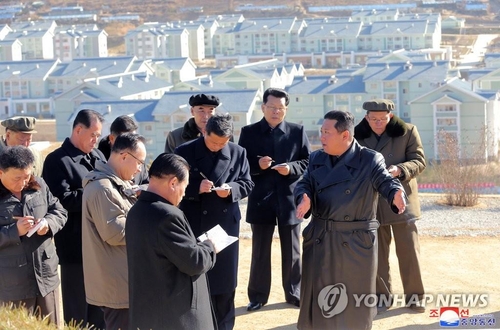 La foto, publicada, el 16 de noviembre de 2021, por la KCNA, muestra al líder norcoreano, Kim Jong-un (primero por la dcha.), realizando una orientación "in situ" a la ciudad noroccidental de Samjiyon, situada en el pie del monte Paekdu, donde se está llevando a cabo un importante proyecto de desarrollo. (Uso exclusivo dentro de Corea del Sur. Prohibida su distribución parcial o total) 