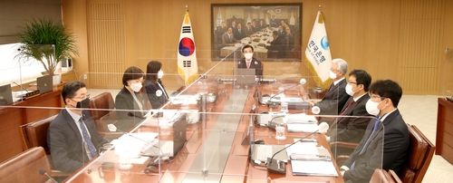 El gobernador del BOK, Lee Ju-yeol (centro), preside una reunión para establecer el tipo de interés de referencia, el 25 de noviembre de 2021, en la foto proporcionada por el banco central. (Prohibida su reventa y archivo)