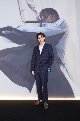 Kai de EXO posa para la cámara durante una conferencia de prensa en línea, el 30 de noviembre de 2021, para promocionar su nuevo álbum de reproducción extendida (EP, según sus siglas en inglés) como artista individual, "Peaches", en esta foto proporcionada por su agencia de representación, SM Entertainment. (Prohibida su reventa y archivo)