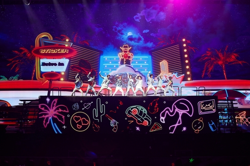 La foto, proporcionada por SM Entertainment, muestra al grupo masculino de K-pop NCT 127 durante su concierto exclusivo, "NEO CITY : SEOUL - THE LINK", que tuvo lugar, del 17 al 19 de diciembre de 2021, en el domo Gocheok Sky, en Seúl. (Prohibida su reventa y archivo)