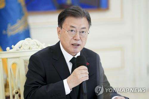 El presidente Moon Jae-in habla, el 12 de enero de 2022, durante un almuerzo con líderes religiosos en la oficina presidencial, Cheong Wa Dae.