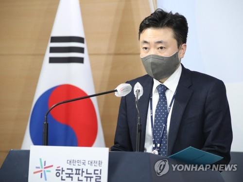La foto, tomada el 5 de enero de 2022, muestra a Cha Duck-chul, viceportavoz del Ministerio de Unificación, hablando durante una sesión informativa regular, en el complejo gubernamental de Seúl.