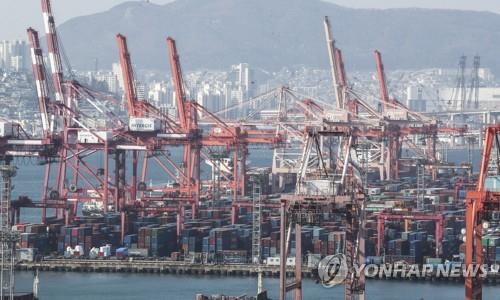 La foto de archivo, tomada el 11 de enero de 2021, muestra un montón de contenedores en un puerto de la ciudad suroriental surcoreana de Busan. 