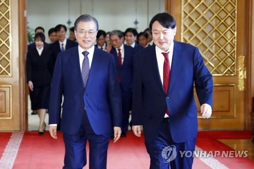 (AMPLIACIÓN) Moon y Yoon sostienen su primera reunión desde las elecciones