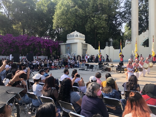 El Batallón de Música Militar y Guardia de Honor del Ejército surcoreano realiza una actuación durante un concierto para conmemorar el 60º aniversario del establecimiento de relaciones diplomáticas entre Corea del Sur y México, el 7 de mayo de 2022 (hora local), en un parque de la capital mexicana.