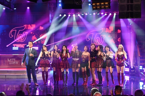 La foto, proporcionada por JYP Entertainment, muestra al grupo femenino de K-pop TWICE en el programa estadounidense "The Late Show With Stephen Colbert", que fue transmitido el 18 de mayo de 2022 (hora estadounidense). (Prohibida su reventa y archivo)