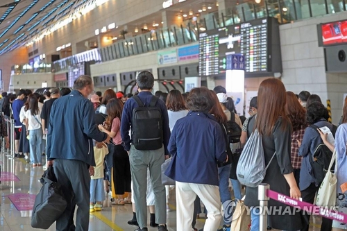La foto, tomada el 20 de mayo de 2022, muestra la terminal de salidas para vuelos nacionales del Aeropuerto Internacional de Gimpo, en el oeste de Seúl, llena de viajeros.