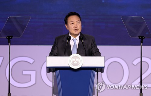 El presidente surcoreano, Yoon Suk-yeol, pronuncia un discurso durante la ceremonia de apertura de la 28ª Conferencia Mundial del Gas, celebrada, el 24 de mayo de 2022, en el EXCO, en Daegu, a 302 kilómetros al sudeste de Seúl.