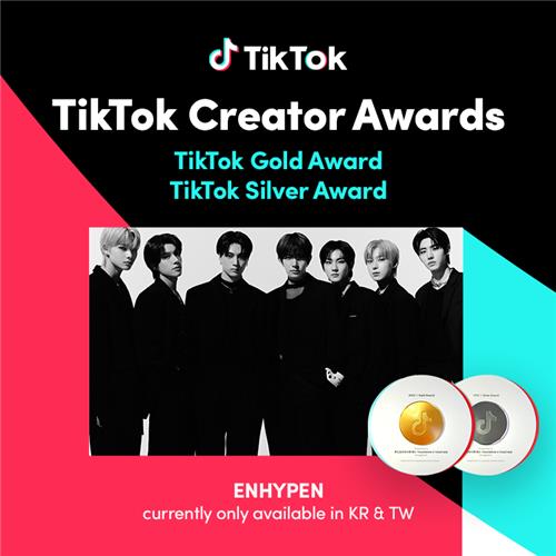 La imagen, proporcionada por TikTok, muestra un póster anunciando que el grupo masculino de K-pop Enhypen recibió el premio de oro en los "TikTok Creators Awards". (Prohibida su reventa y archivo)