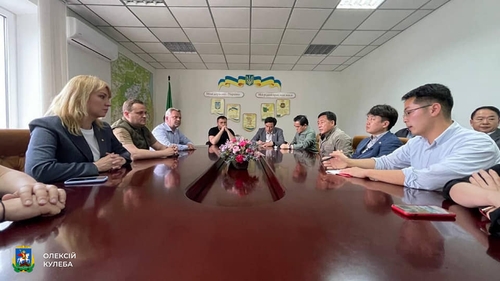 El jefe del PPP, Lee Jun-seok (2º por la dcha.), se reúne con funcionarios en Kiev, Ucrania, incluido el gobernador de la capital ucraniana, Oleksiy Kuleba (2º por la izda.), el 5 de junio de 2022 (hora local), en la foto publicada en la cuenta de Facebook de Kuleba. (Prohibida su reventa y archivo) 