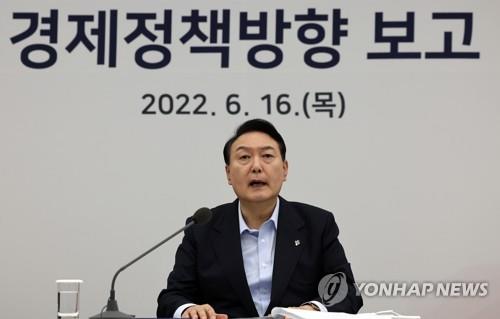 (AMPLIACIÓN) Yoon promete buscar políticas económicas que subrayen el crecimiento liderado por el sector privado y la desregulación