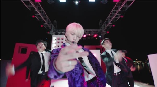 La imagen, proporcionada por Konnect Entertainment, muestra al cantante surcoreano Kang Daniel realizando una actuación de "Parade" de su primer álbum de estudio de larga duración, el 16 de junio de 2022 (hora local), en el programa de televisión estadounidense "The Kelly Clarkson Show". (Prohibida su reventa y archivo)