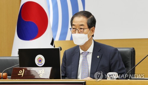En la foto de archivo, el primer ministro, Han Duck-soo, preside una reunión del Gabinete, el 14 de junio de 2022, en el complejo gubernamental de Sejong, a 130 kilómetros al sur de Seúl.