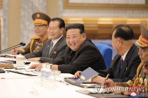 La foto, publicada, el 23 de junio de 2022, por la KCNA, muestra al presidente del Comité de Asuntos de Estado norcoreano, Kim Jong-un (centro), durante la sesión del segundo día de la tercera reunión ampliada de la octava Comisión Militar Central del gobernante WPK, el día anterior, en Pyongyang. (Uso exclusivo dentro de Corea del Sur. Prohibida su distribución parcial o total)
