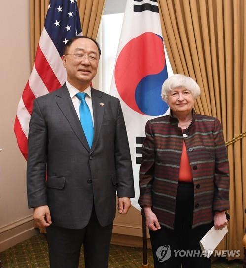 En esta foto de archivo, proporcionada por el Ministerio de Economía y Finanzas surcoreano, el entonces ministro de Finanzas, Hong Nam-ki (izda.), posa para una fotografía con la secretaria del Tesoro de Estados Unidos, Janet Yellen, antes de sus conversaciones mantenidas, el 14 de octubre de 2021 (hora local), en Washington, al margen de la reunión de ministros de Finanzas y gobernadores de bancos centrales del G-20. (Prohibida su reventa y archivo) 