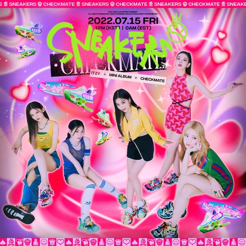 La imagen, proporcionada por JYP Entertainment, muestra un póster de "SNEAKERS", nueva canción del grupo femenino del K-pop ITZY, que será lanzada el 15 de julio de 2022. (Prohibida su reventa y archivo)