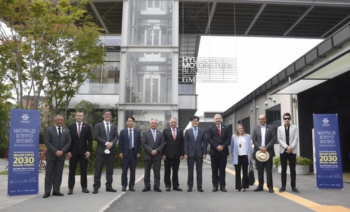 La foto, proporcionada por el Grupo Hyundai Motor, muestra a los funcionarios de alto rango de varios países latinoamericanos posando para una foto grupal, el 6 de julio de 2022, durante una visita a Hyundai Motor Studio, en Busan. (Prohibida su reventa y archivo)