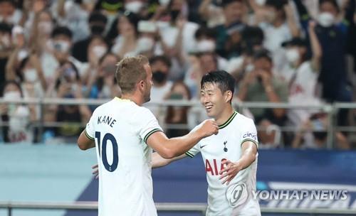La foto muestra a Harry Kane (izda.), del Tottenham Hotspur, siendo felicitado por su compañero de equipo Son Heung-min, tras anotar un gol contra el equipo de estrellas de la K-League, durante un partido de exhibición llevado a cabo, el 13 de julio de 2022, en el Estadio de la Copa Mundial de Seúl, en la capital surcoreana. 