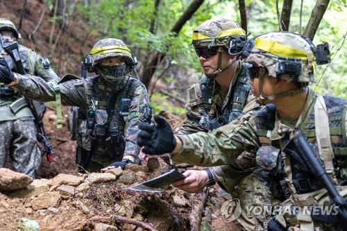 La fotografía sin fechar, proporcionada por el Ejército de Corea del Sur, muestra un entrenamiento de campo combinado entre las fuezas militares del país y las de EE. UU. (Prohibida su reventa y archivo)