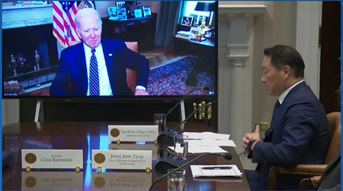 La imagen, capturada del sitio web de la Casa Blanca, muestra a Chey Tae-won (dcha.), presidente del Grupo SK de Corea del Sur, hablando durante una reunión virtual con el presidente estadounidense, Joe Biden, el 26 de julio de 2022 (hora local), en la Casa Blanca, en Washington. (Prohibida su reventa y archivo)