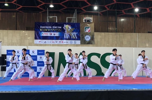 La foto, proporcionada por el Centro Cultural Coreano en México, muestra una demostración de taekwondo del equipo del Kukkiwon, realizada, el 30 de julio de 2022 (hora local), en Ciudad de México. (Prohibida su reventa y archivo)