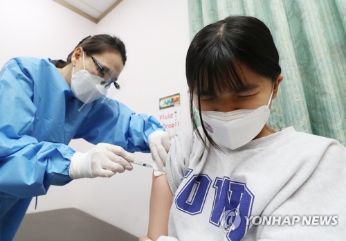 La foto de archivo, sin fechar, muestra a una niña recibiendo una vacunación contra la influenza en un hospital pediátrico en Seúl.
