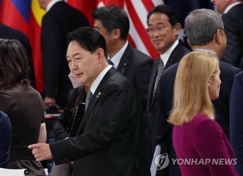La fotografía de archivo muestra al presidente surcoreano, Yoon Suk-yeol (izda.), frente al primer ministro japonés, Fumio Kishida, durante una reunión cumbre de los países miembros de la Organización del Tratado del Atlántico Norte (OTAN), celebrada, el 29 de junio de 2022 (hora local), en Madrid, España.