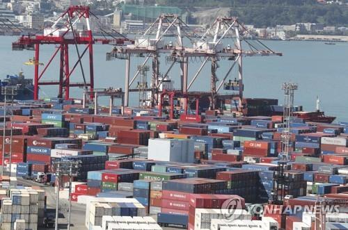 La foto, tomada el 13 de septiembre de 2022, muestra un montón de contenedores en un puerto en la ciudad de Busan, en el sudeste de Corea del Sur.