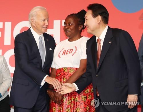 El presidente surcoreano, Yoon Suk-yeol (dcha.), estrecha la mano de su homólogo estadounidense, Joe Biden (izda.), durante la séptima Conferencia de Reabastecimiento del Fondo Mundial de Lucha contra el SIDA, la Tuberculosis y la Malaria, celebrada, el 21 de septiembre de 2022 (hora local), en Nueva York.