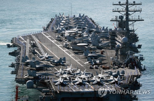 En la foto se muestra el portaaviones USS Ronald Reagan llegando, el 23 de septiembre de 2022, a la ciudad sudoriental de Busan.